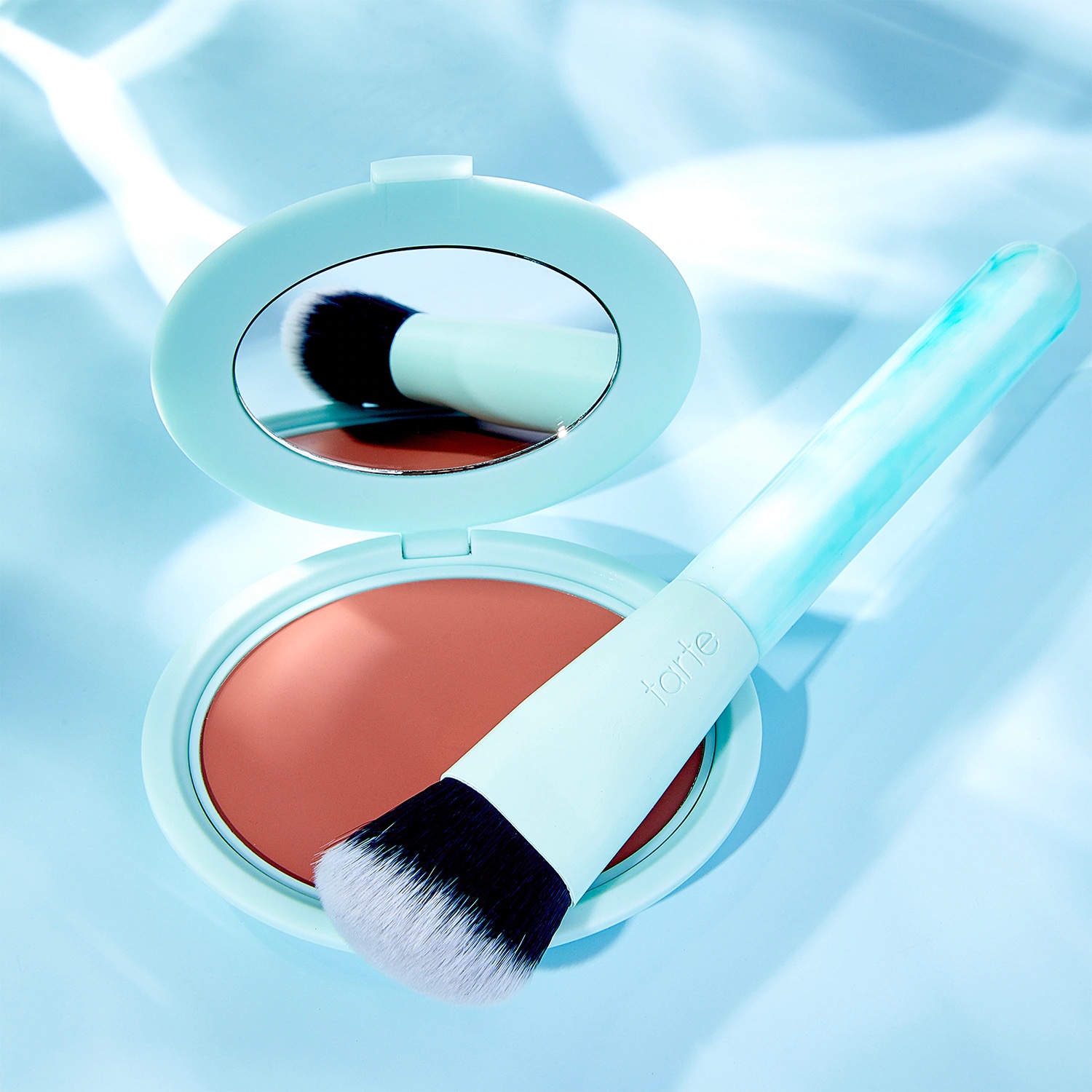 Ultra-light cream blush for ultra-simple application.