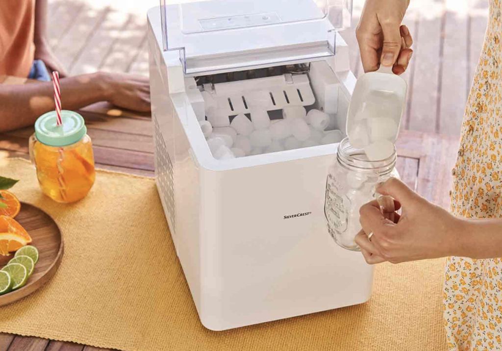 Adiós a ir a la gasolinera o al super por bolsas de hielo: Lidl tiene este invento con el que fabricar cubitos rápidamente