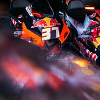 KTM refuerza su apuesta por MotoGP. Han pintado de naranja al Tech3 y tendrán cuatro motos iguales este año 