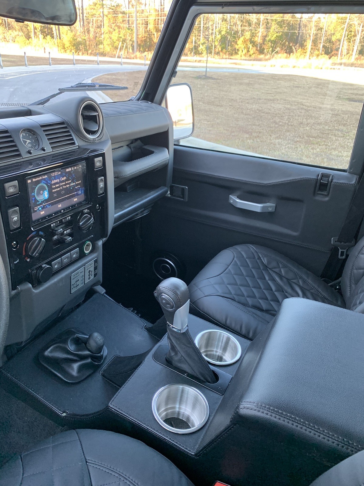 Land Rover Defender 110 by Osprey Custom Cars, modelo restaurado con ...