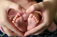 Nace una bebé "embarazada" de gemelos en Hong Kong