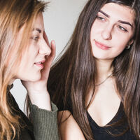 Adolescentes obsesionados con su aspecto físico: gustarse está bien, pero atención a estas señales de alarma 