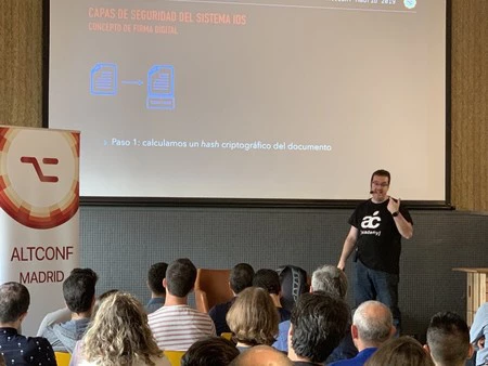 AltConf 2019 マドリッドで講演するフリオ・セサール・フェルナンデス