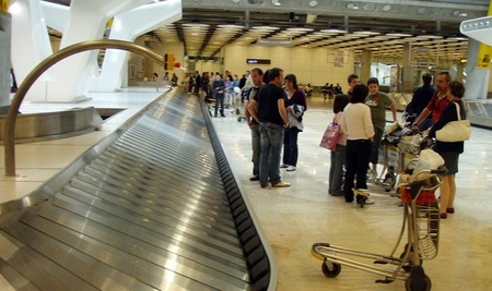 Aena cobrará 1 euro por usar los carritos portaequipajes en Barajas