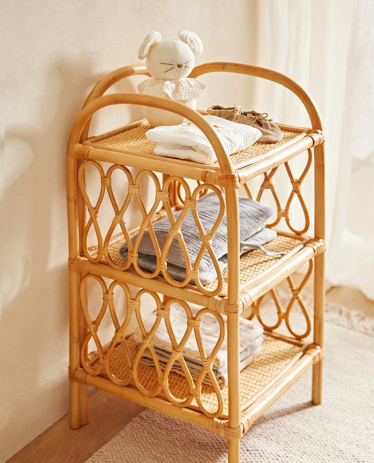 MESILLA DE NOCHE RATÁN