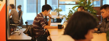 A China ficou famosa por suas longas jornadas de trabalho; a solução foi botar os funcionários para fora no horário marcado