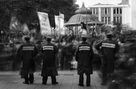 ‘Take the power’, de Eduardo Asenjo, retratando los conflictos sociales de una manera muy personal