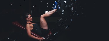 Entrena tus piernas en el gimnasio con la prensa: una rutina para evitar cargar demasiado tu espalda