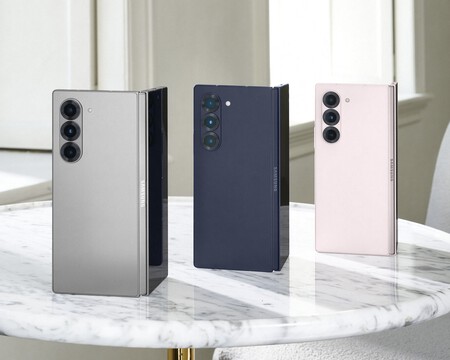Imagen promocional del nuevo Samsung Galaxy Z Fold6 en tres colores distintos