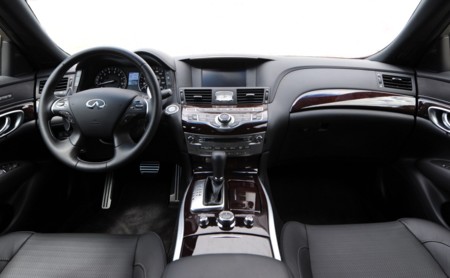 Infiniti Q70 1