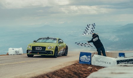 El Bentley Continental GT conquista Pikes Peak y pulveriza el récord anterior