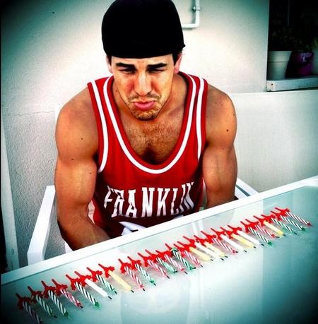Mario Casas celebra su cumpleaños subiendo unas fotos a twitter... ¡En las que uno no sabe qué músculo mirar!