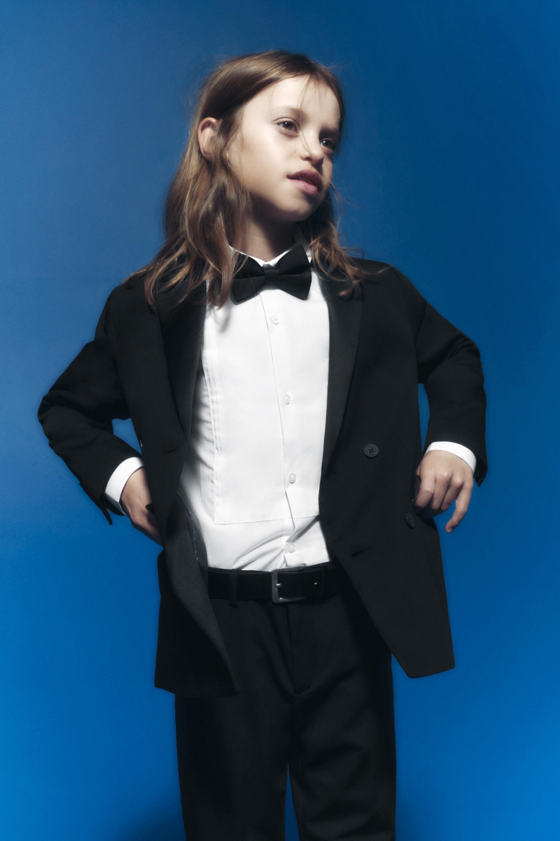 Blazer de traje cuello solapas y manga larga.