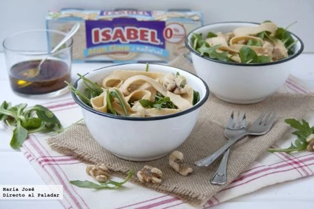 Ensalada de rúcula y canónigos con tiras de creps de atún claro Isabel al natural