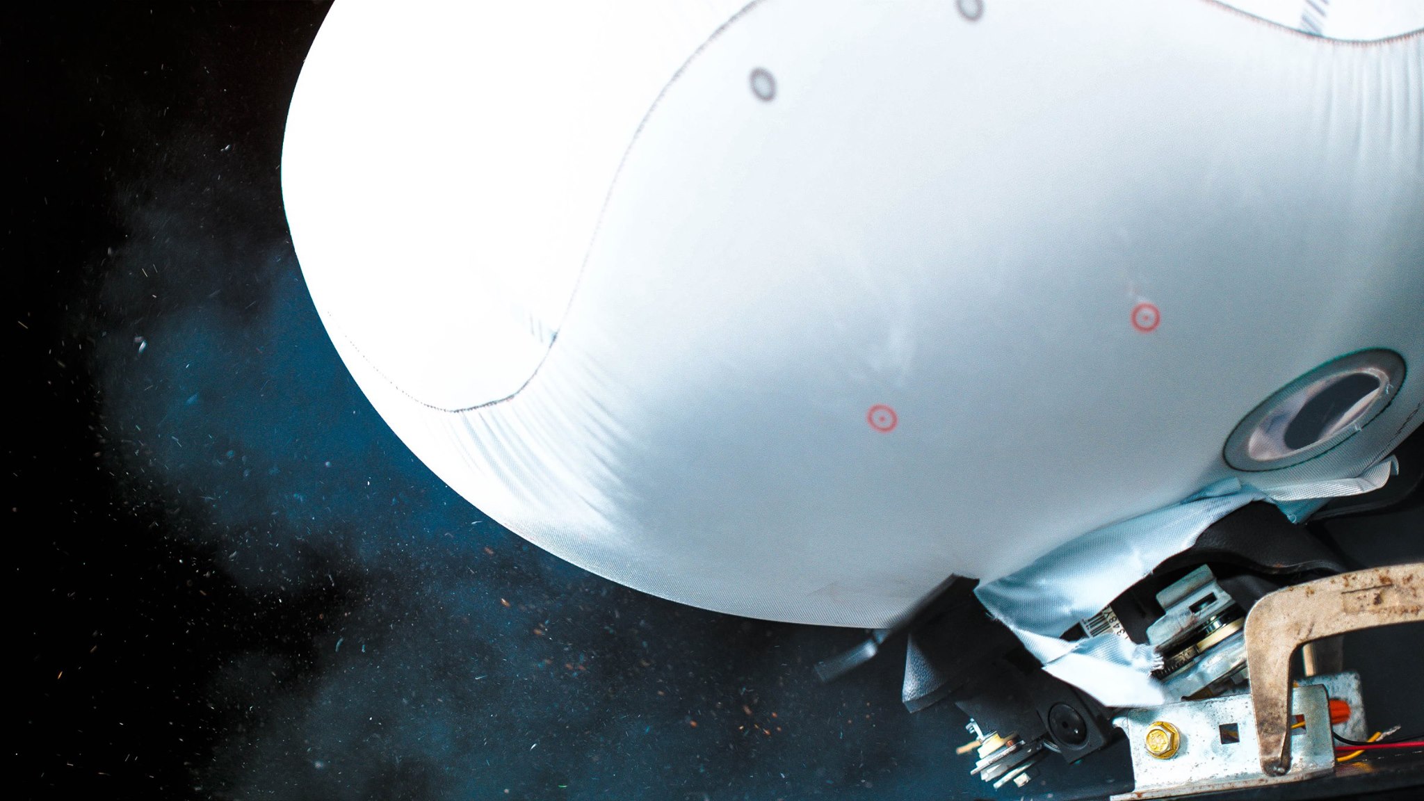 El vídeo de la explosión de un airbag en cámara lenta a 15.000 fps es así de impresionante