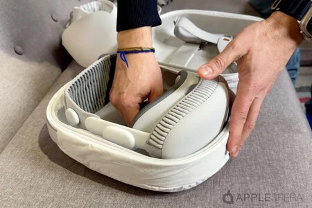 Vision Pro はオリジナルのケースに入っており、別売りです