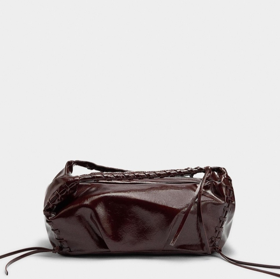 Parfois
Bolso de hombro acharolado con asas trenzadas y cierre de cremallera en liso