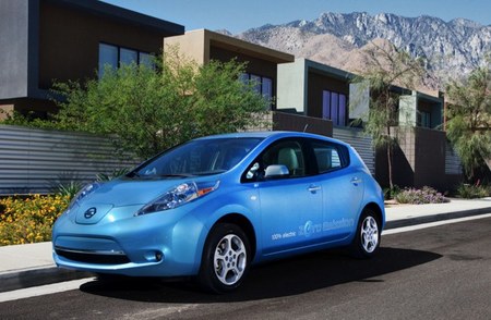 Nissan LEAF azul montañas