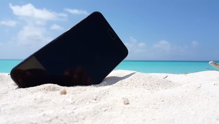 Siete smartphones económicos para ir a la playa sin preocupación