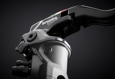 Tres bombas en una, así es la Brembo 19RCS Corsa Corta, la heredera de MotoGP