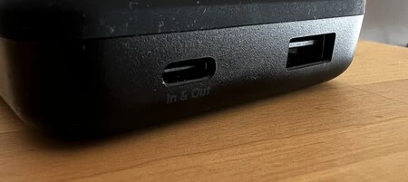 バッテリーの USB-C ポートとクラシック USB ポートを使用すると、より多くのデバイスを同時に充電できます。