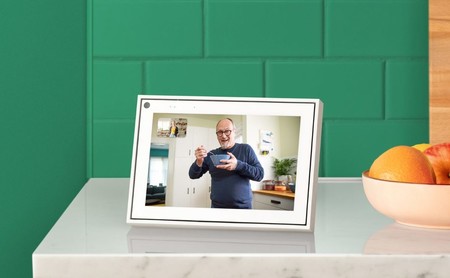 Facebook reconoce que ha estado escuchando clips de audio de sus altavoces inteligentes Portal, y permitirá desactivar su envío