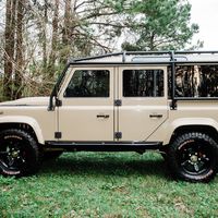 Osprey convierte al Land Rover Defender 110 1986 en un juguetito retro para divertirse en la montaña
