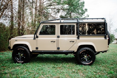Osprey convierte al Land Rover Defender 110 1986 en un juguetito retro para divertirse en la montaña