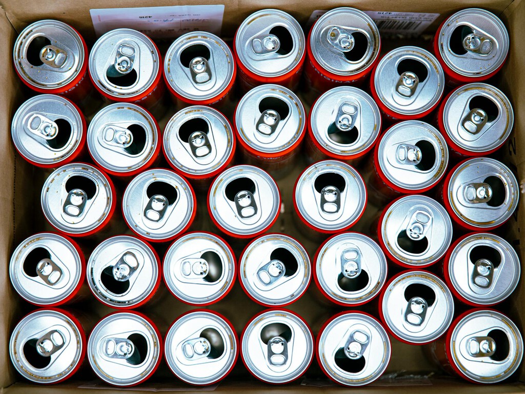 El agujero de las latas de bebidas no está para meter la pajita. Esta es su verdadera función