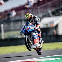 Marco Bezzecchi va de menos a más en Montmeló para marcar el mejor tiempo del viernes en Moto3