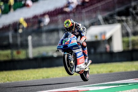 Marco Bezzecchi va de menos a más en Montmeló para marcar el mejor tiempo del viernes en Moto3