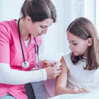 Se suspenden los ensayos de la vacuna de AstraZeneca contra la Covid en niños y adolescentes