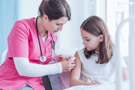 Se suspenden los ensayos de la vacuna de AstraZeneca contra la Covid en niños y adolescentes