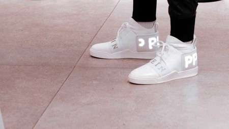 Philipp Plein le da un giro a los sneakers sumándoles pantallas en su desfile en Milán