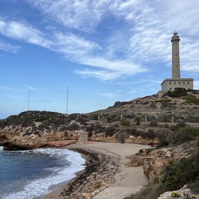 Uno de los paseos marítimos con más encanto de España está en un pueblo costero Murcia: barcas, calas cristalinas y un faro antiguo