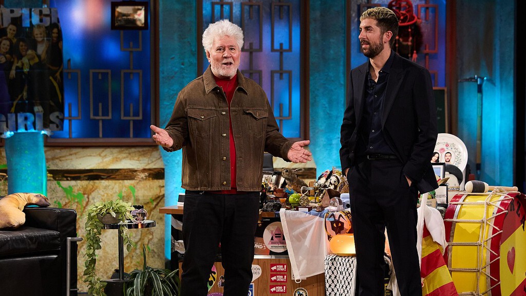 Ya sabemos lo que 'La Revuelta' necesitaba para volver a ganarle a 'El Hormiguero' en audiencia: una visita de Pedro Almodóvar