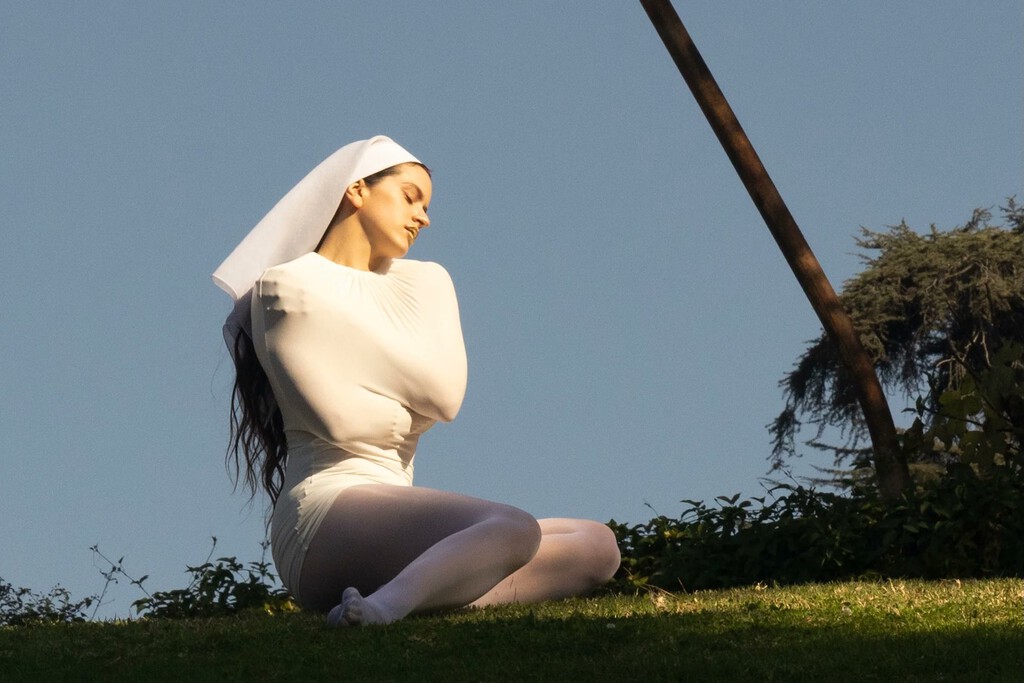 La estética religiosa de Rosalía en su nuevo disco no es casual: cada vez más artistas españoles miran a lo católico