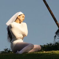 Rosalía ha entrado en su fase católica: tan solo es la última de un largo listado de artistas y cineastas españoles