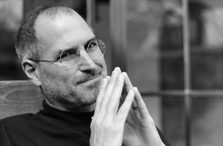 ¿Qué merece más la pena, comprar algo de Apple o invertir en bolsa?