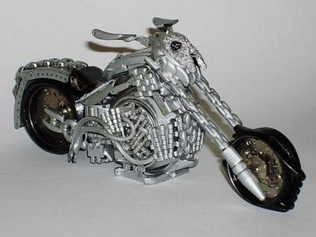 No tires ese reloj viejo, ¡hazte una moto!