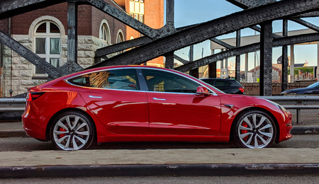 Tesla brilla en el mercado bursátil y lanza una oferta de acciones de 2.000 millones de dólares