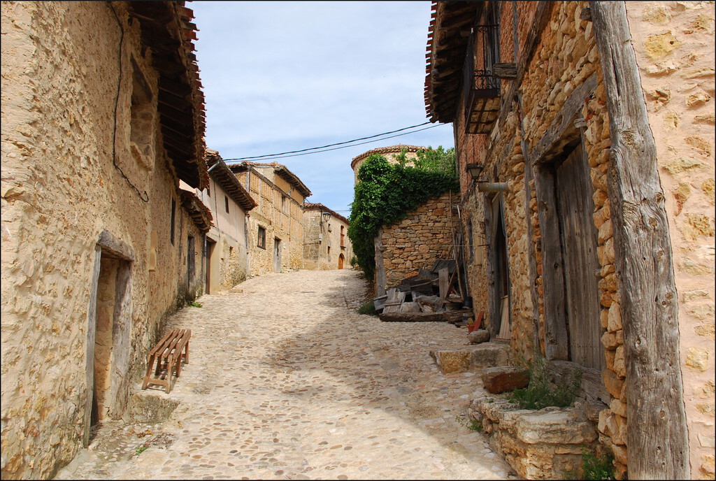 El pueblo medieval de apenas 50 habitantes que tiene las chimeneas más originales de España 