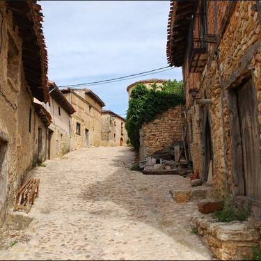 El pueblo medieval de apenas 50 habitantes que tiene las chimeneas más originales de España 