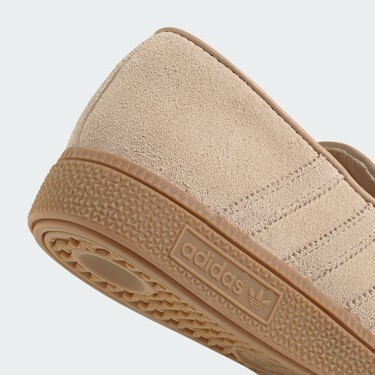Adidas también se quiere poner formal con unas zapatillas beige que parecen mocasines y que encajan perfecto con tus trajes de verano 