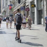 La DGT se pone seria con los patinetes eléctricos: nuevas multas de hasta 1.000 euros por un error muy común