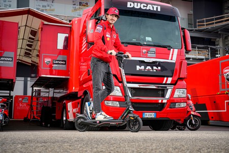 El nuevo patinete eléctrico de Ducati ofrece 50 km de autonomía y tecnología NFC, por 799 euros