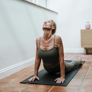 Cinco ejercicios con los que puedes atacar la grasa abdominal después de los 40, y que puedes hacer en casa