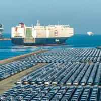 Hay marcas chinas usando puertos como estacionamientos para sus autos sin vender, y a Europa no le gusta nada