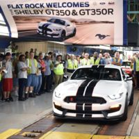 El primer Ford Mustang Shelby GT350R sale de la línea de ensamblaje
