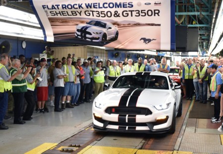 El primer Ford Mustang Shelby GT350R sale de la línea de ensamblaje